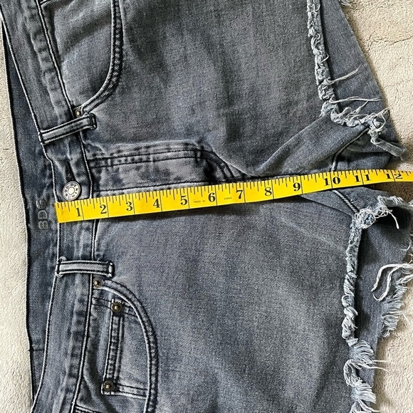 BDG Urban Outfitters Charcoal colored Raw Hem Distressed Denim Shorts Size 32 - Picture 11 of 11